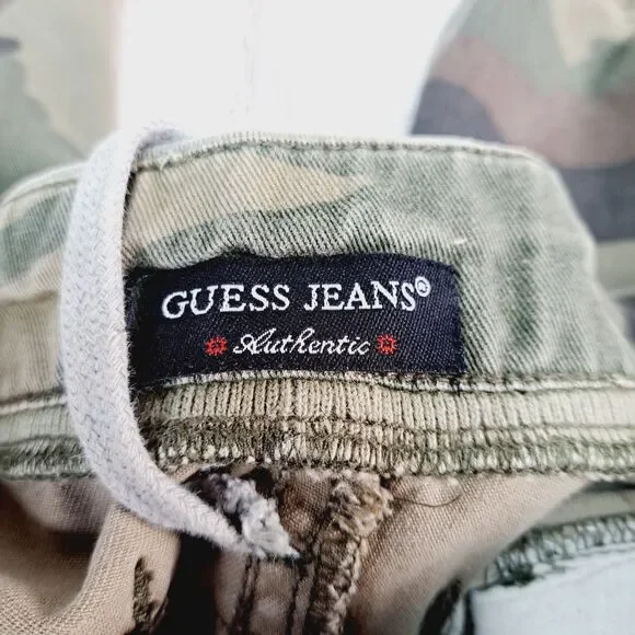 VTG Y2K Guess Camo Cargo Capri Pants Womens Sz 29 Embroidered Flowers Military - Picture 6 of 16
